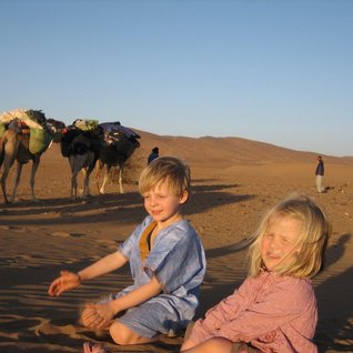 Familienreise Marokko - Kinder in der Wüste