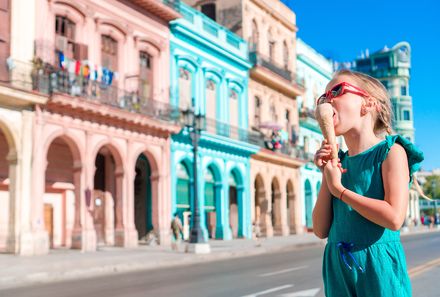 Familienreise Kuba - Kuba for family - Havanna - Mädchen isst Eis