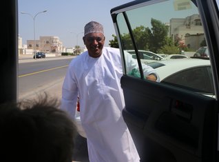 Familienreise_Oman_Mann oeffnet Autotuer